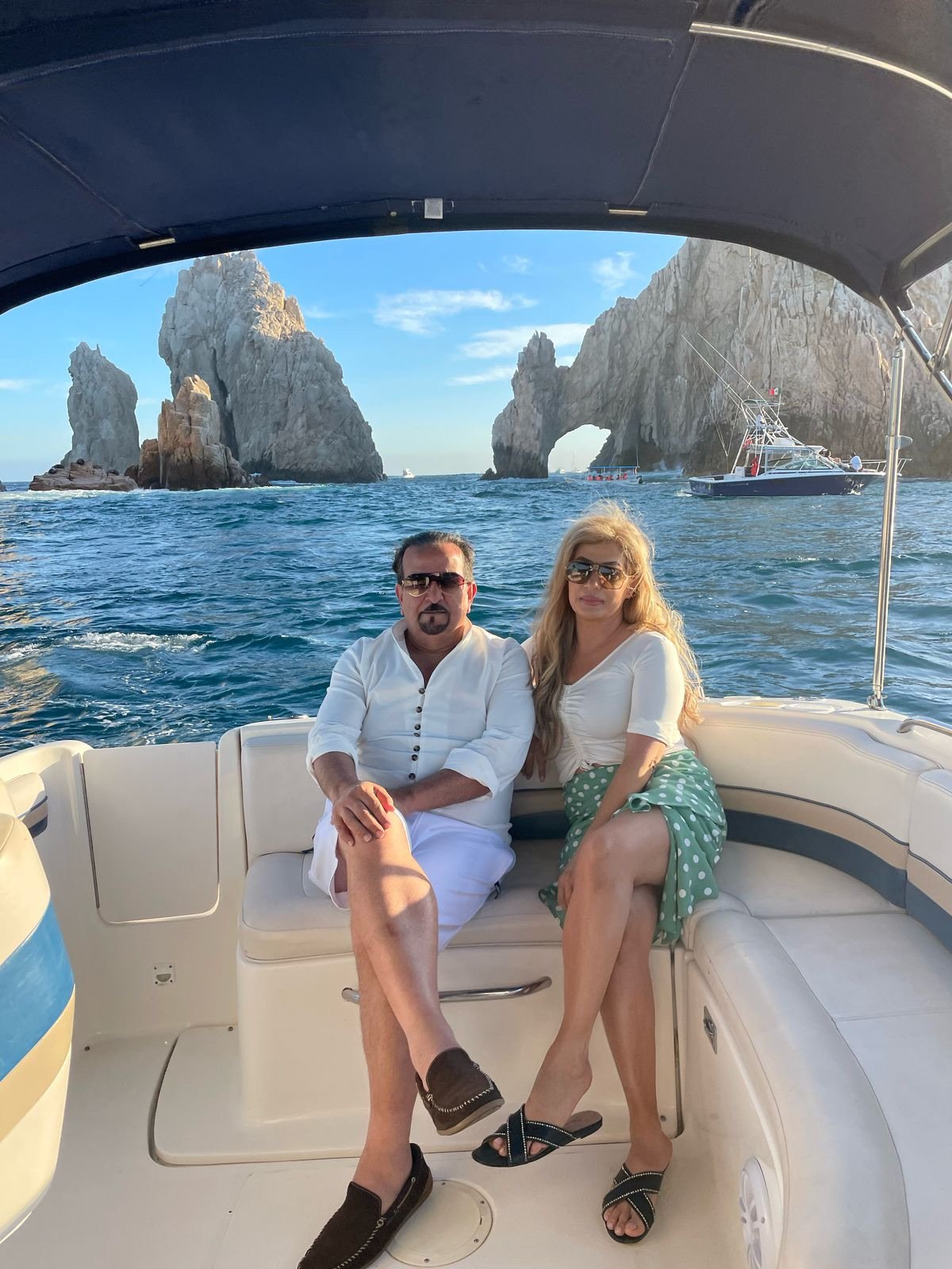 Pasajeros disfrutando Cabo Life frente al Arco