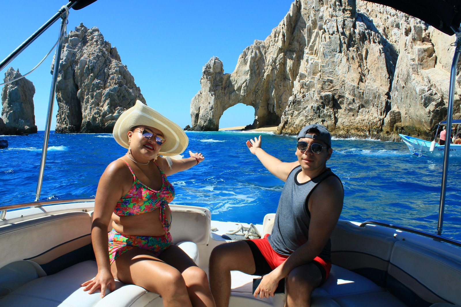Pasajeros a bordo de Cabo Life frente al Arco