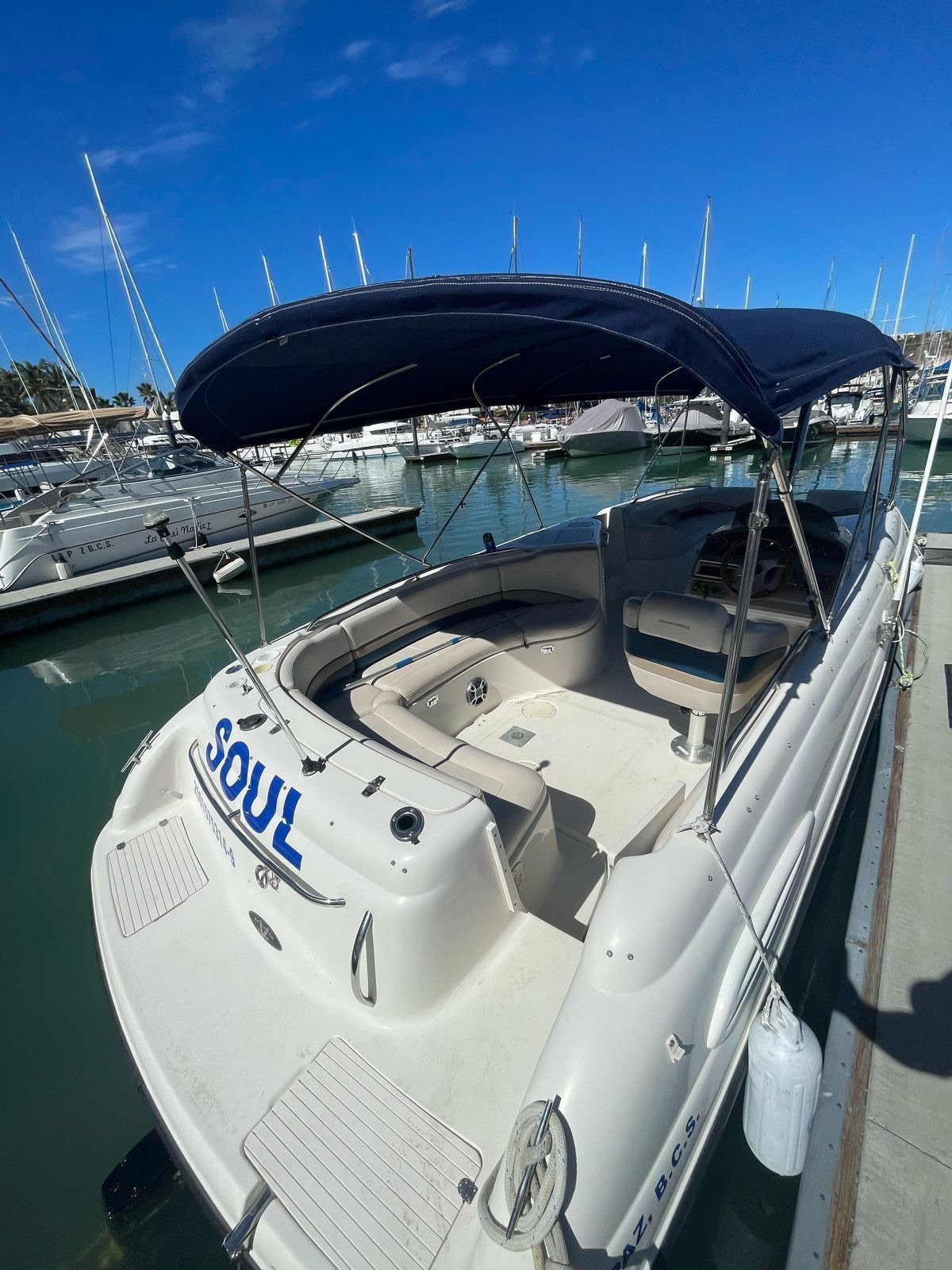 Embarcación Cabo Life Chaparral de 28 pies en la marina