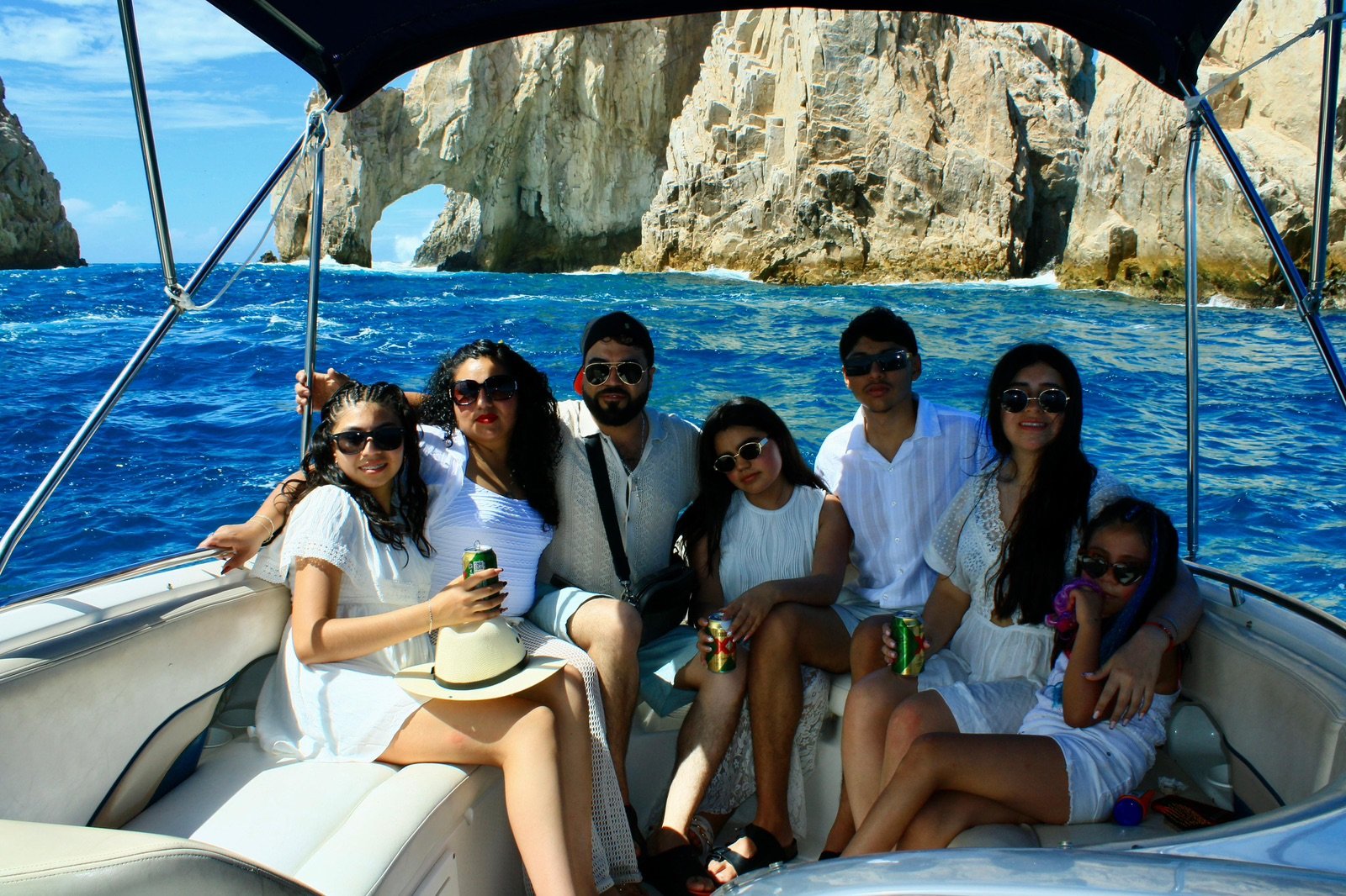 Familia disfrutando Cabo Life frente al Arco