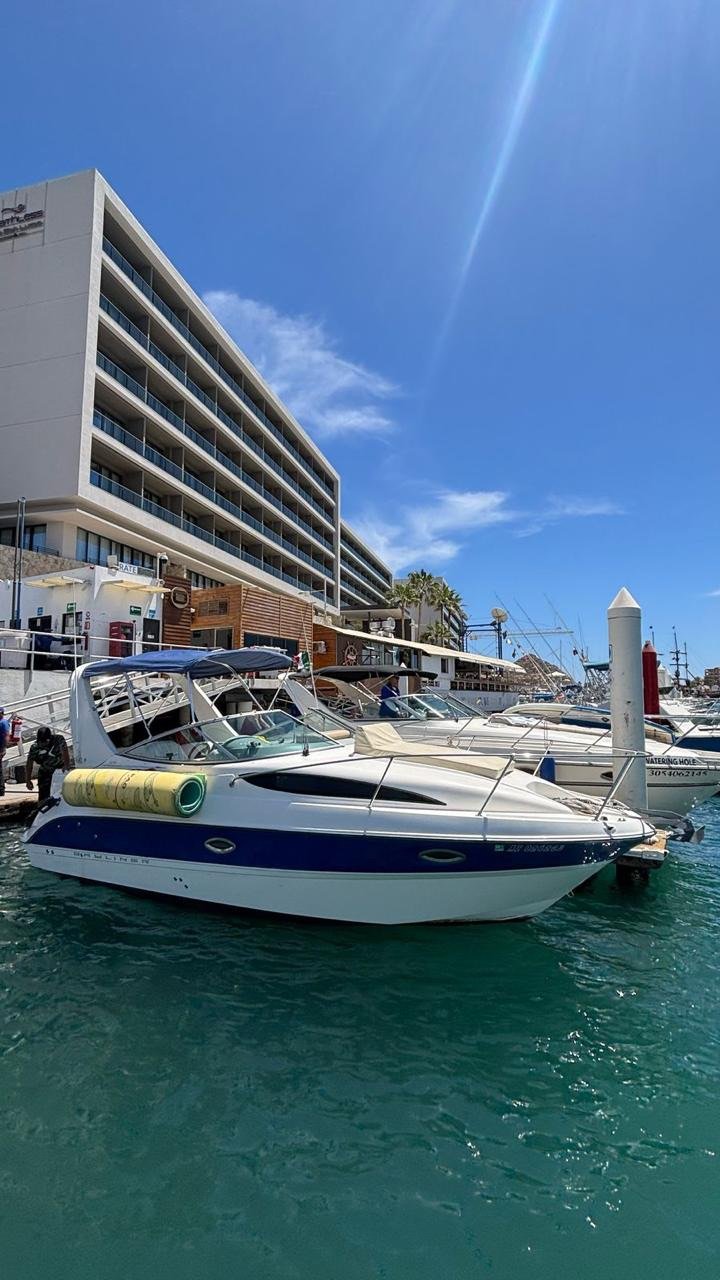 Yate Dos Amigos, Bayliner de 30 pies, atracado en Cabo San Lucas