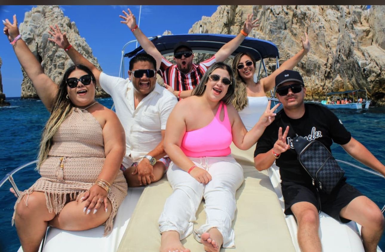 Grupo disfrutando el paseo en el Yate Dos Amigos