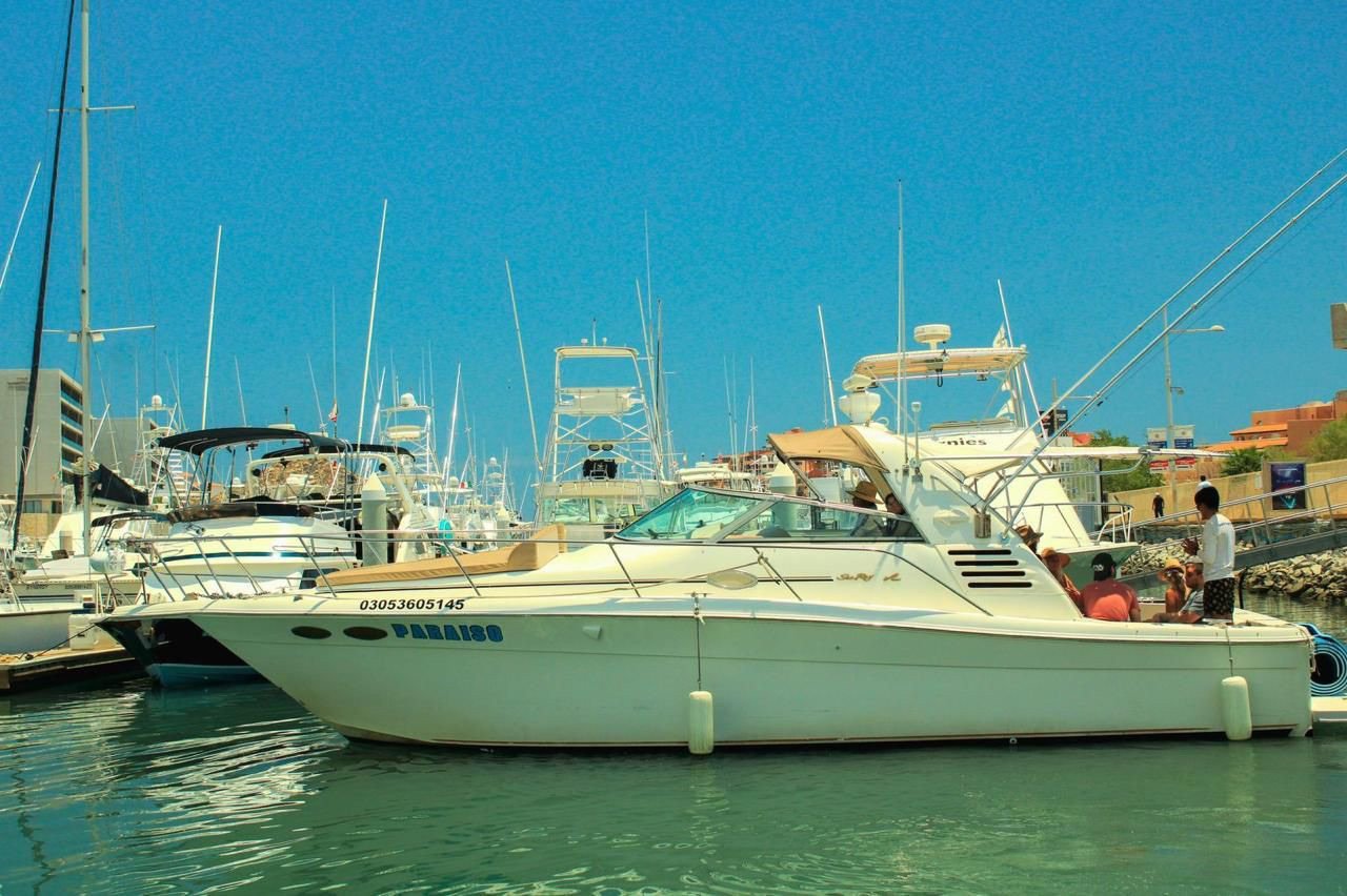 Yate Paraíso atracado en la marina de Cabo San Lucas